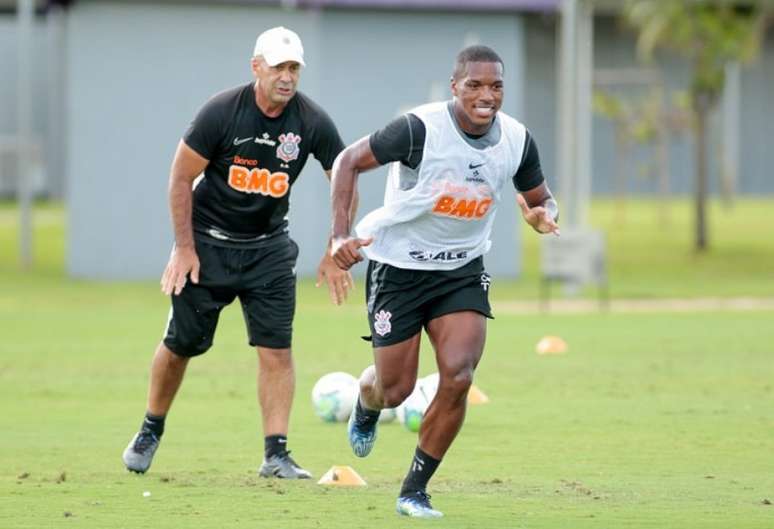 Flávio de Oliveira em treinamento do Corinthians com o volante Xavier (Foto: Rodrigo Coca/Ag. Corinthians)