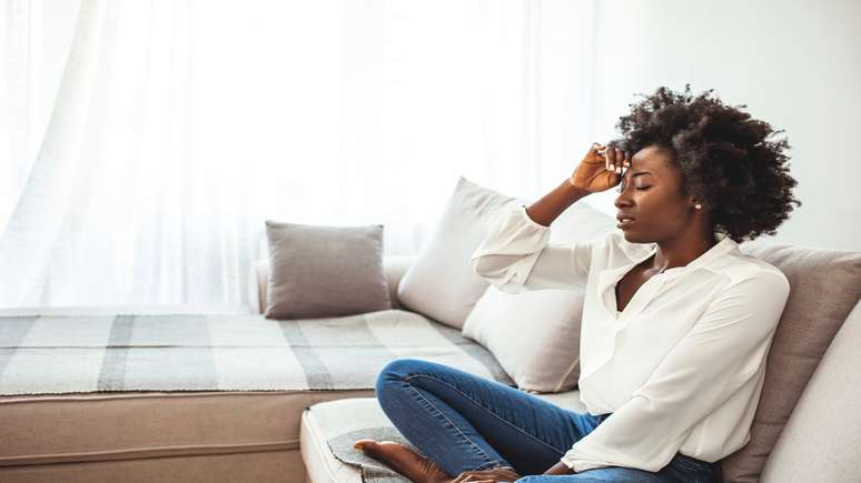 Mulher sofre de enxaqueca crônica