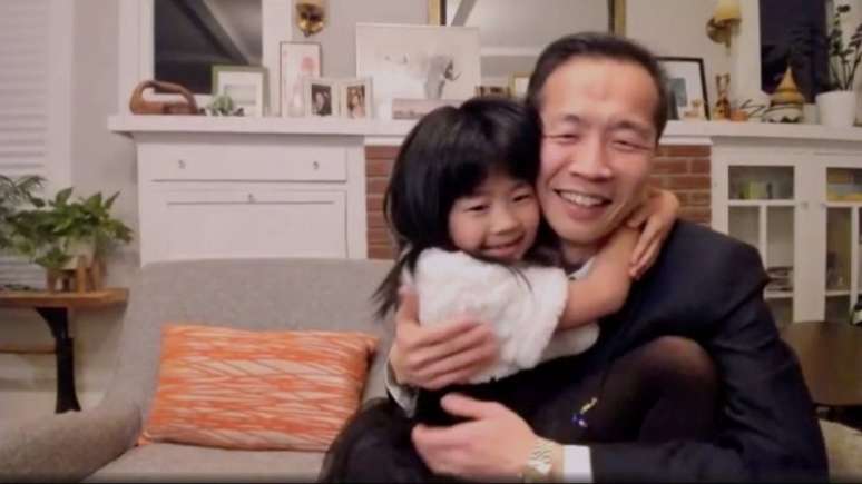 Lee Isaac Chung recebeu o prêmio por seu filme "Minari" com sua filha