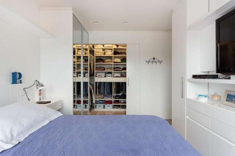 9. A porta de correr branca para quarto embutida otimiza o espaço no dormitório. Fonte: Kali Arquitetura