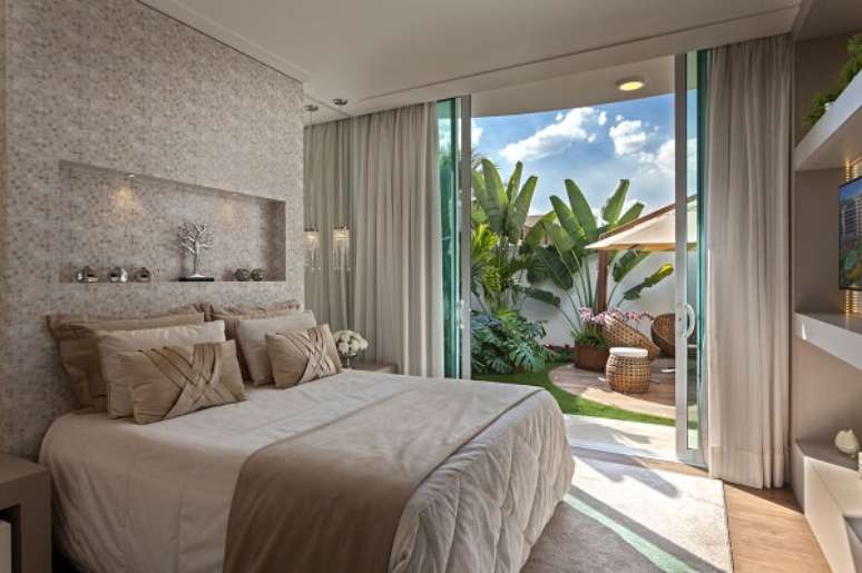 7. A porta de correr para quarto quando aberta leva os moradores at&eacute; o jardim externo. Fonte: Aquiles Nicolas K&iacute;laris