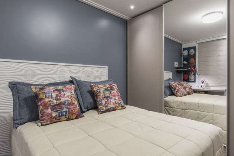 40. O guarda-roupa com porta de correr para quarto com espelho &eacute; perfeito para dormit&oacute;rios pequenos. Fonte: Sandra Pompermayer