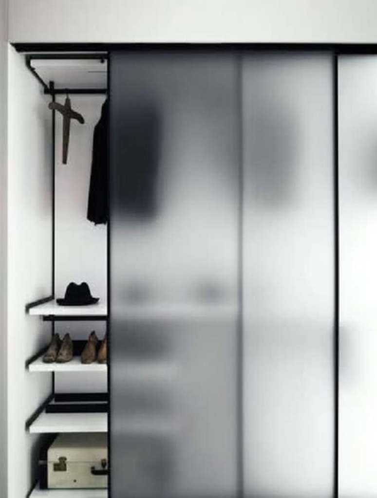 23. O guarda-roupa com porta de correr para quarto de vidro esconde parcialmente roupas e sapatos. Fonte: Pinterest
