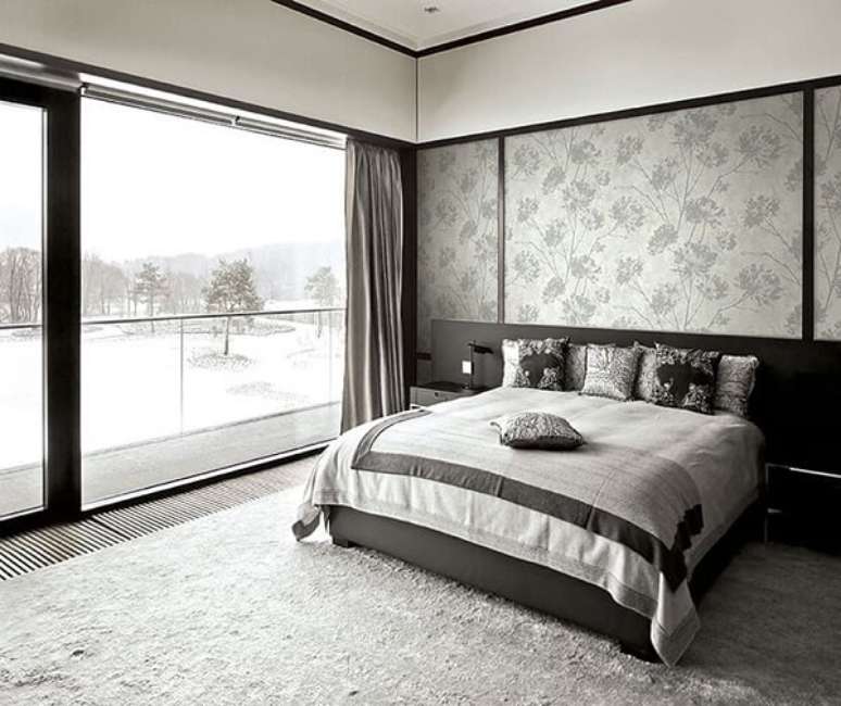 35. Modelo de porta de correr para quarto feita em vidro permite que os usu&aacute;rios admirem a paisagem do entorno. Fonte: Revista Viva Decora