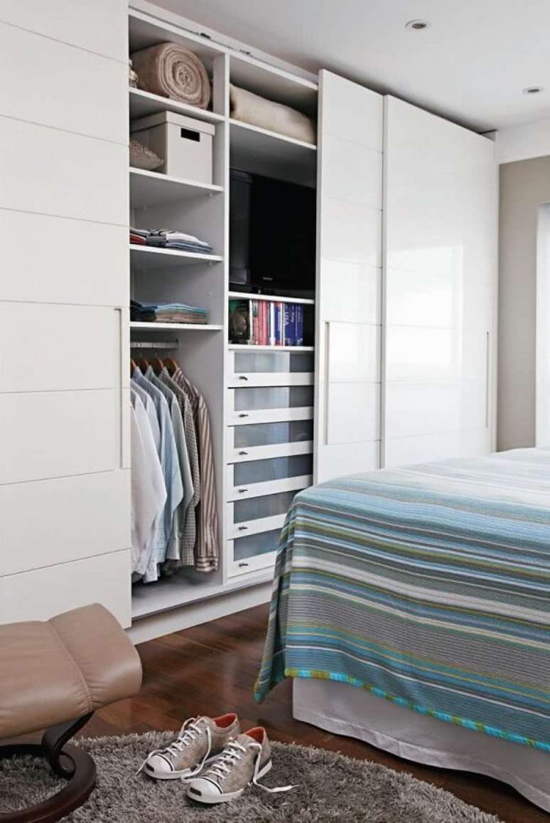 28. Cada espaço é precioso em um dormitório, por isso invista na porta de correr para quarto. Fonte: Pinterest
