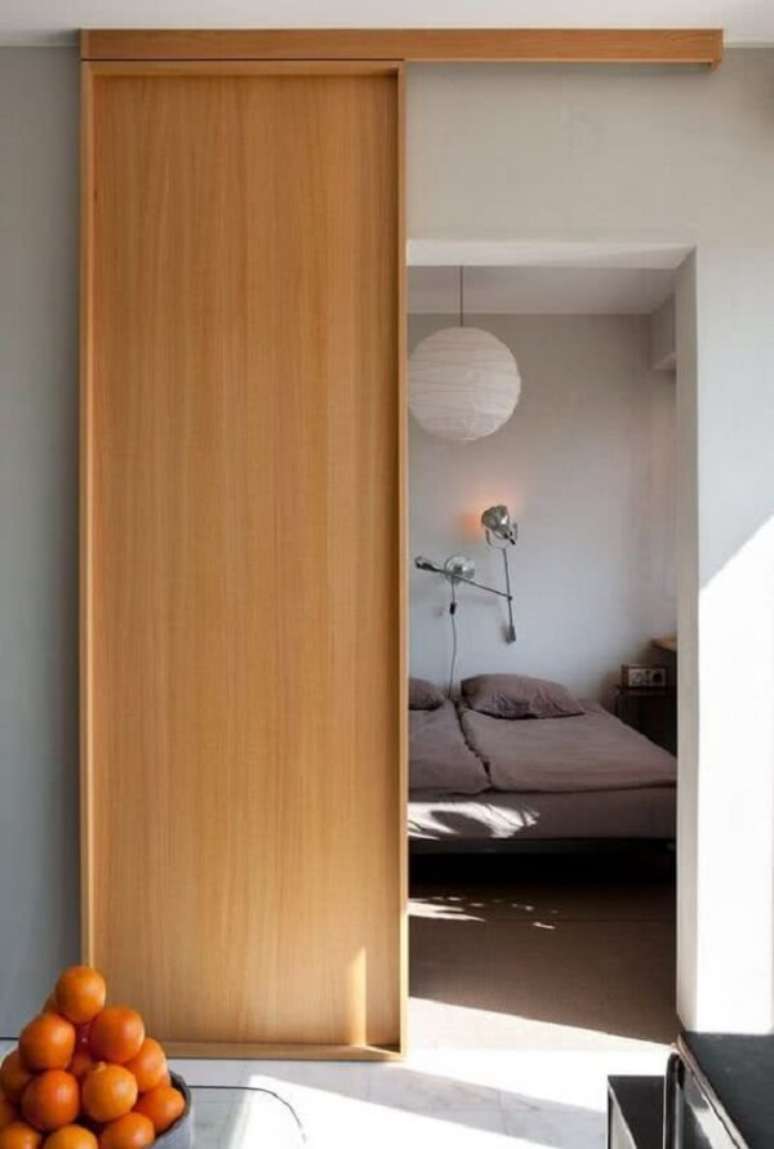 44. Porta de correr de madeira para quarto com design sofisticado. Fonte: Pinterest