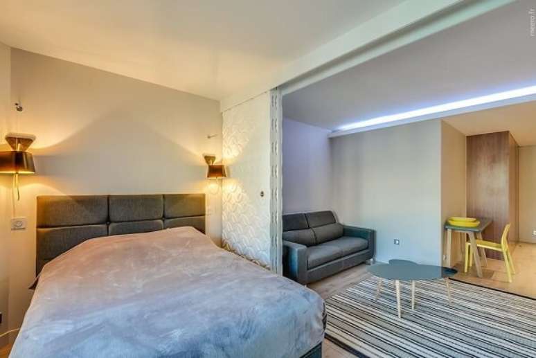 12. A porta de correr branca para quarto quando fechada separa os ambientes da sala e dormit&oacute;rio. Fonte: Revista Viva Decora 2