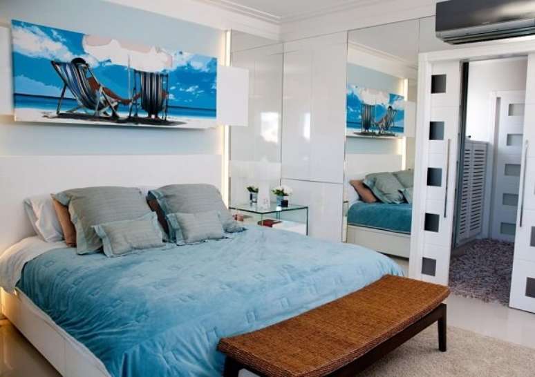 43. Porta de correr branca para quarto com detalhes em vidro. Fonte: Juliana Pippi