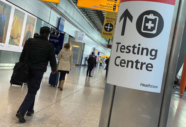 Centro de testagem da Covid-19 no aeroporto de Heathrow, em Londres
13/02/2021
REUTERS/Toby Melville