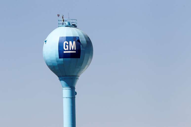 Logotipo da GM em torre no alto de f&aacute;brica da montadora. 11/2/2021. REUTERS/Daniel Becerril