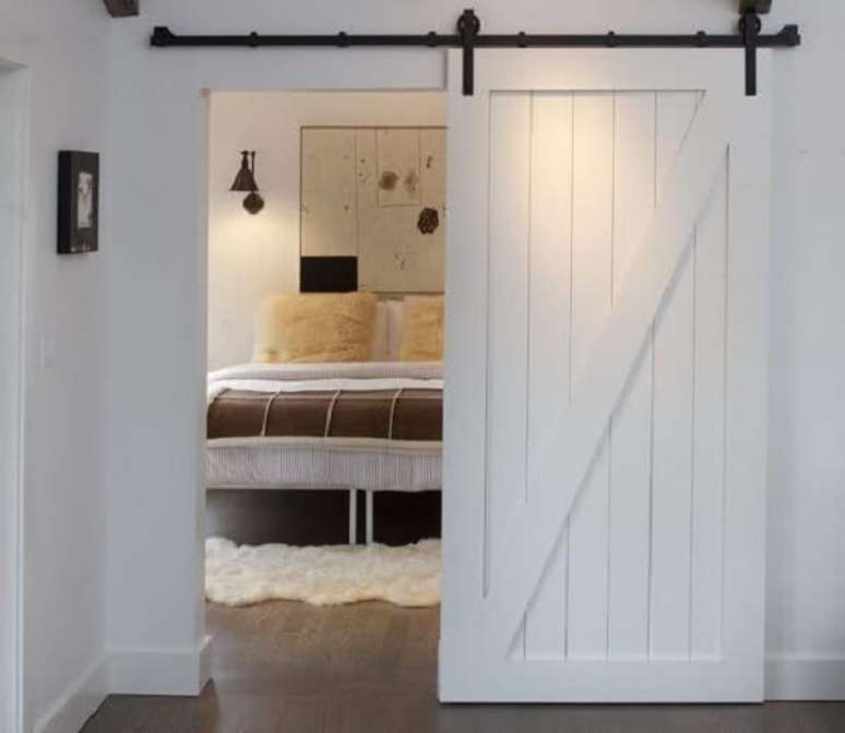 16. A porta de correr de madeira para quarto se adequa a diferentes propostas decorativas. Fonte: Pinterest