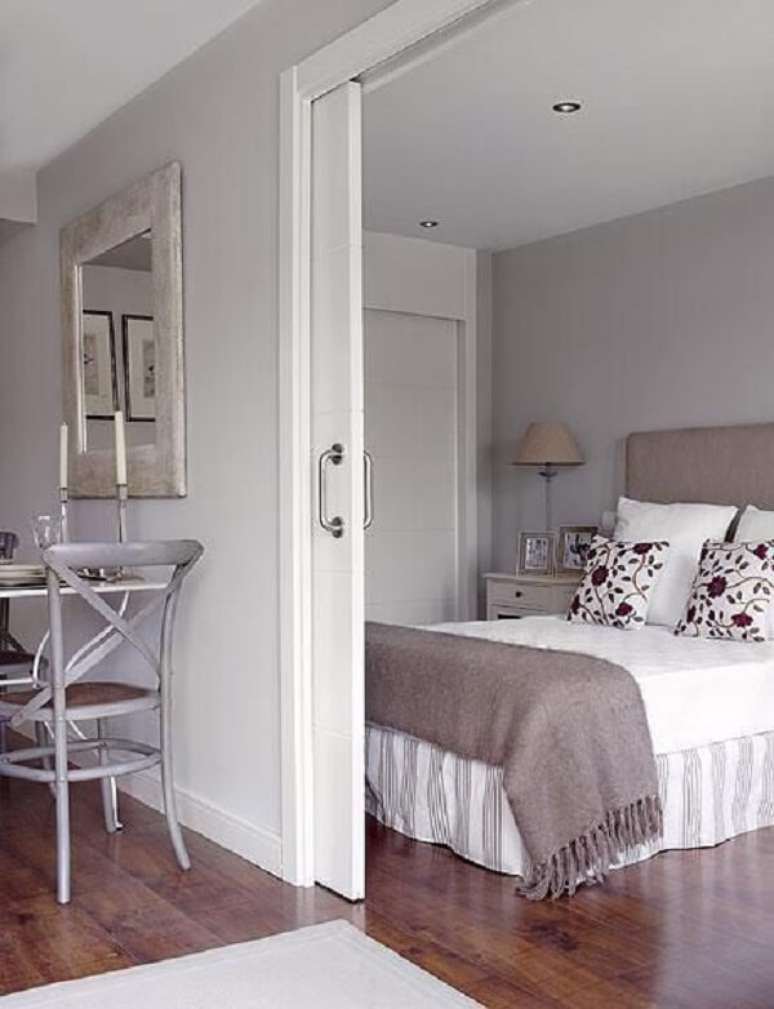 2. A porta de correr branca para quarto traz privacidade ao dormit&oacute;rio. Fonte: Revista Viva Decora 2
