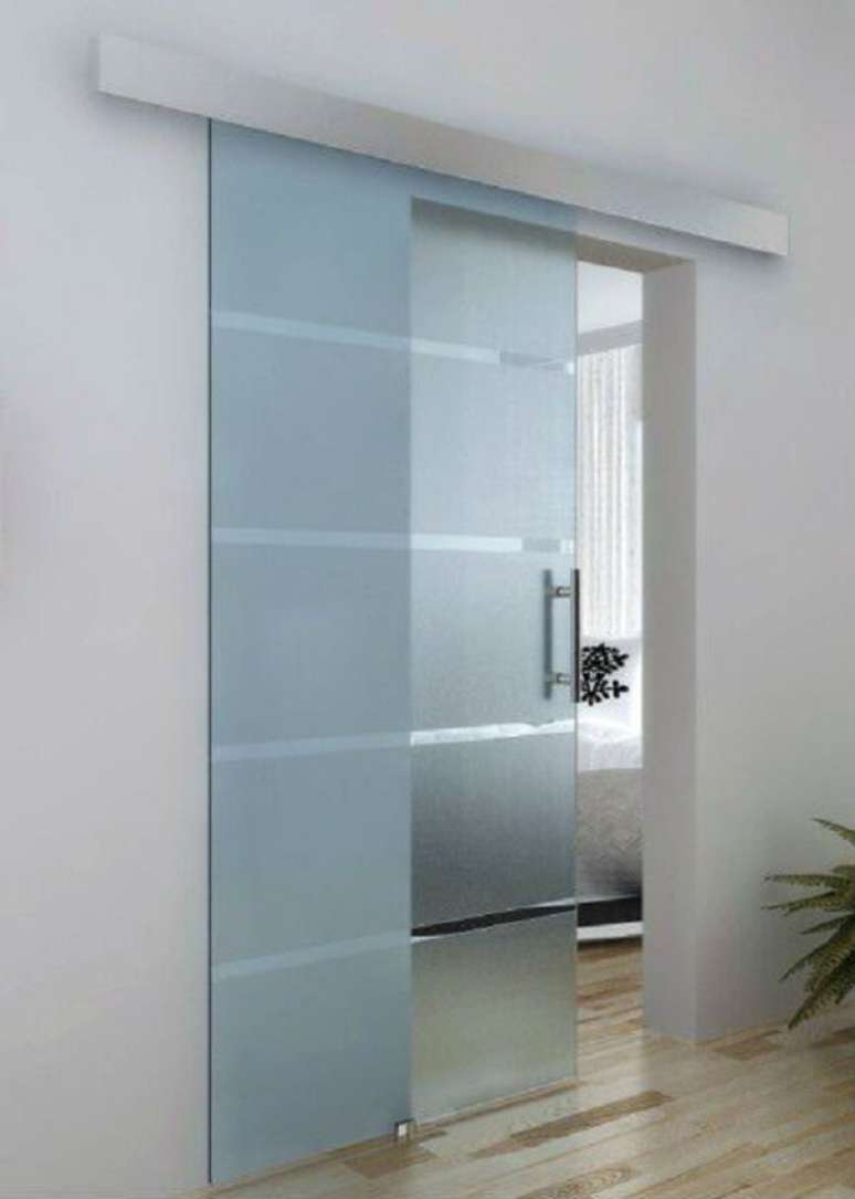 22. A porta de vidro de correr para quarto acaba n&atilde;o preservando tanto a privacidade dentro do c&ocirc;modo. Fonte: Pinterest