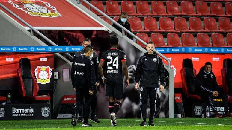 Fosu-Mensah não joga mais na temporada (Foto: Divulgação/Leverkusen)