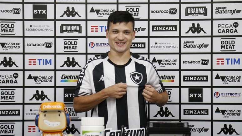 Ronald com a camisa do Botafogo (Foto: Vítor Silva/Botafogo)