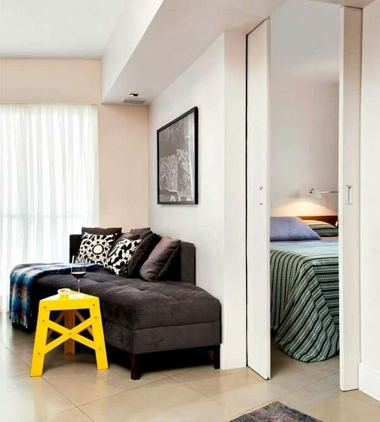 49. Quando fechada a porta de correr para quarto separa dois ambientes. Fonte: Pinterest
