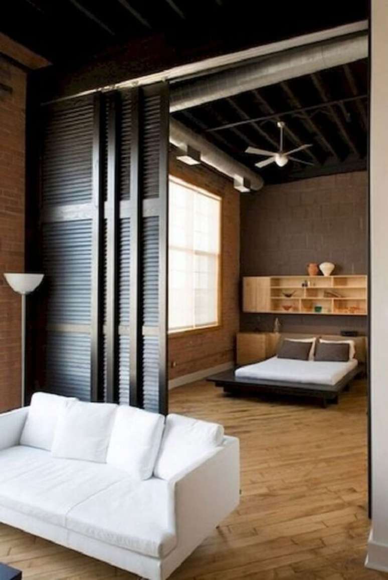 26. As folhas da porta de correr de madeira para quarto trazem privacidade ao dormit&oacute;rio. Fonte: Revista Viva Decora 2