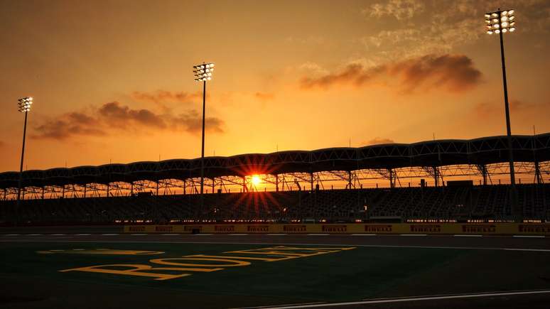 Anoitecer no circuito de Sakhir 