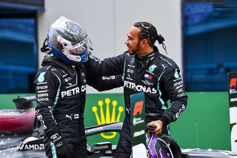 Valtteri Bottas e Lewis Hamilton, companheiros de equipe.