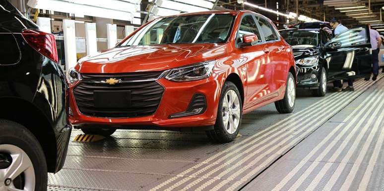 Linha produção do Chevrolet Onix na fábrica da GM em Gravataí (RS): parada por falta de componentes.