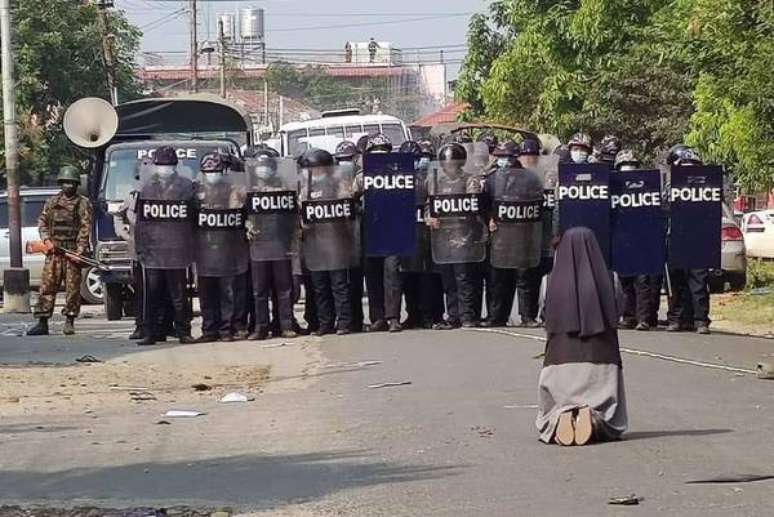 Freira Ann Nu Thawng se ajoelhou em frente aos policiais e impediu uma carnificina