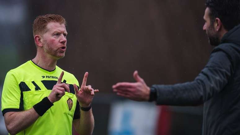 Imbo &eacute; especialista em comunica&ccedil;&atilde;o e tamb&eacute;m &aacute;rbitro de futebol na B&eacute;lgica