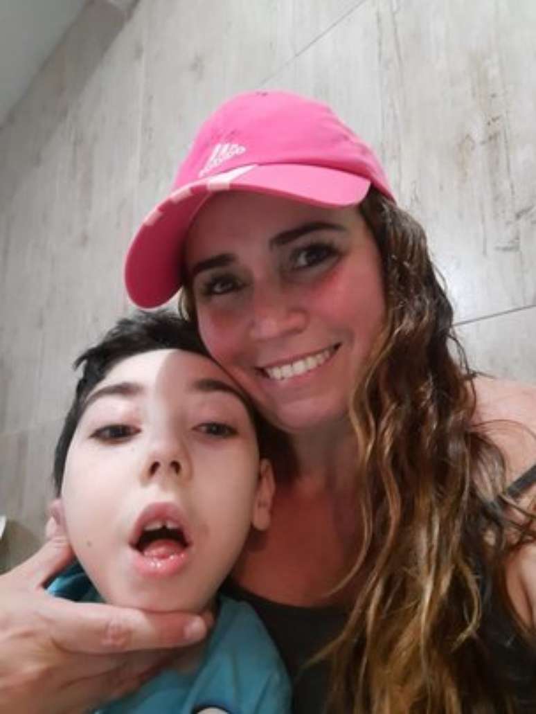 Cíntia Duarte diz que a saúde de seu filho Bernardo melhorou depois do óleo de cannabis