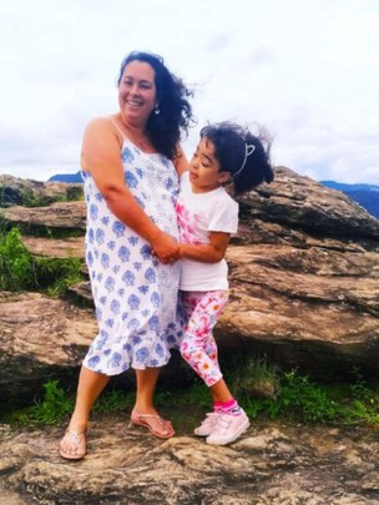 'Tentamos todos os remédios possíveis', diz Lívia Queiroz sobre a saúde de Gabrielly, sua filha