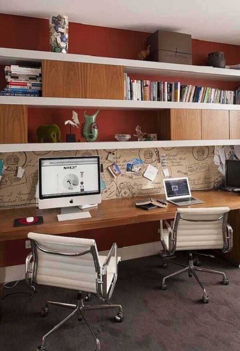 50. A cadeira cromada escritório giratória é prática e funcional. Fonte: Home and Interiors