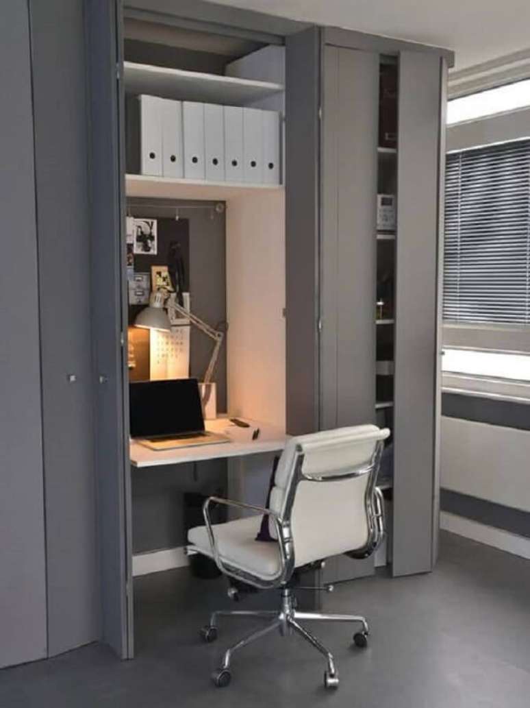 37. Cadeira cromada para home office pequeno e moderno planejado dentro de armário. Fonte: Behance