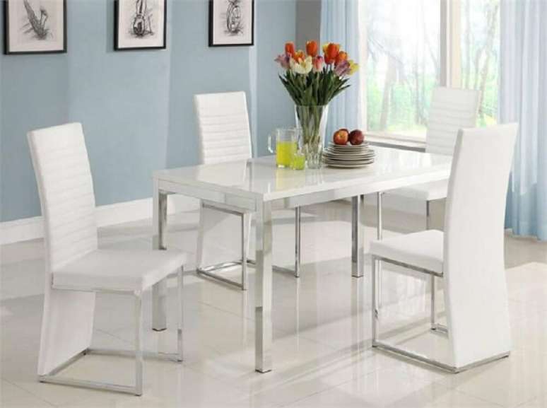 22. Mesa cromada 4 cadeiras com acabamento em branco. Fonte: RomDecor