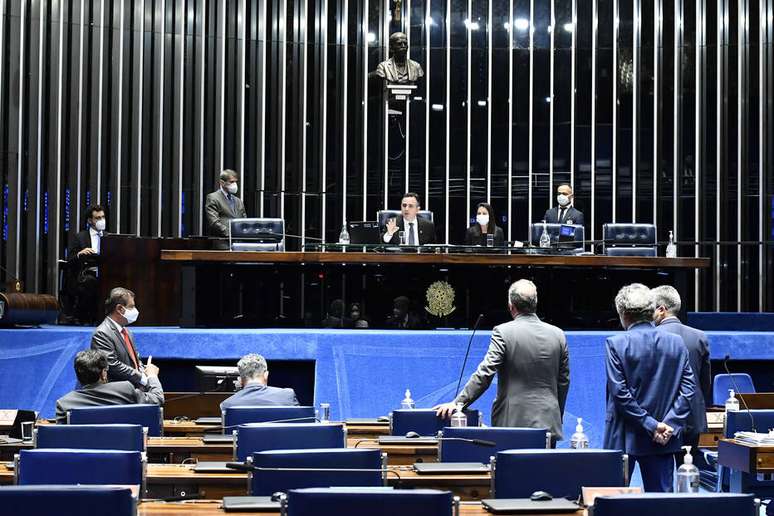 Senadores querem 'válvula de escape' na PEC do auxílio