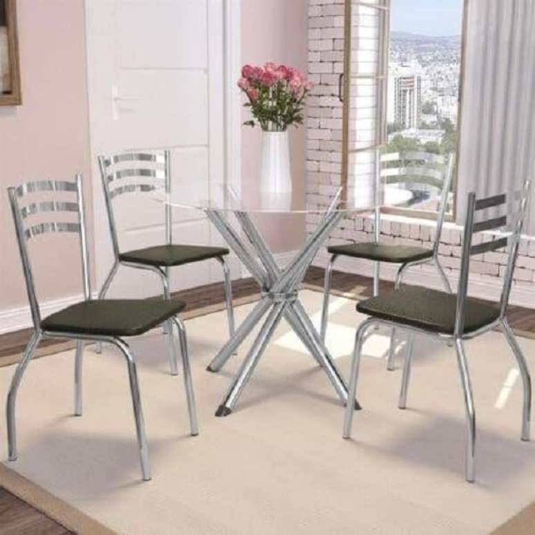 12. O tapete embaixo da mesa cromada 4 cadeiras delimita a área da sala de jantar. Fonte: Pinterest