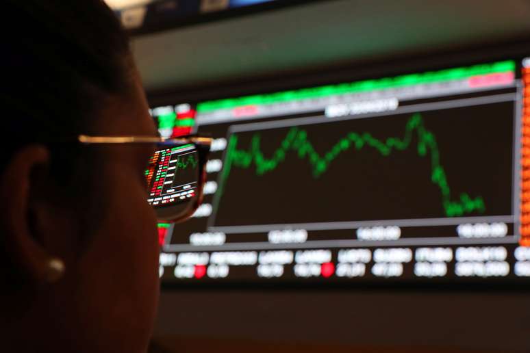 Mulher observa painel eletr&ocirc;nico com cota&ccedil;&otilde;es do mercado financeiro. 3/4/2019. REUTERS/Amanda Perobelli