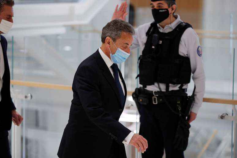 Ex-presidente francês Nicolas Sarkozy deixa corte após veredito, em Paris
01/03/2021
REUTERS/Gonzalo Fuentes
