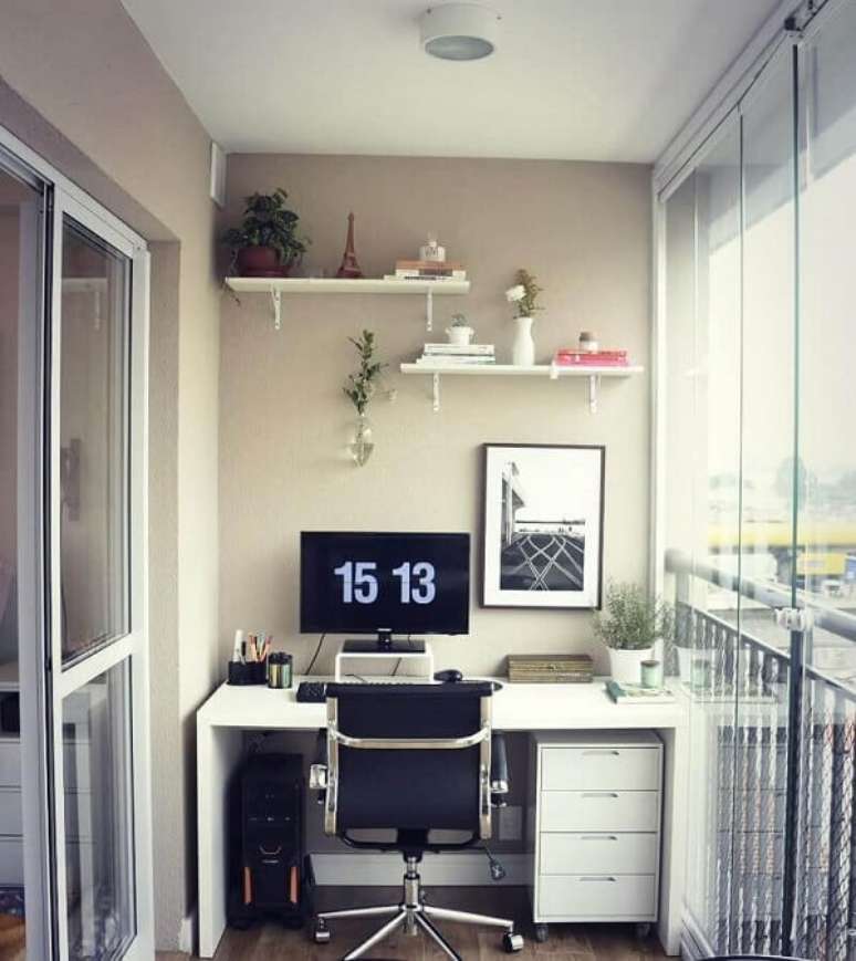 24. Escrivaninha branca e cadeira pé cromado para home office na varanda. Fonte: Carreira Fácil