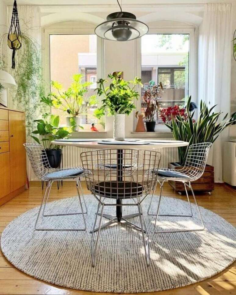 52. A cadeira bertoia é um dos modelos de cadeiras de cozinha cromada que ficam perfeitas na sala de jantar. Fonte: Andree