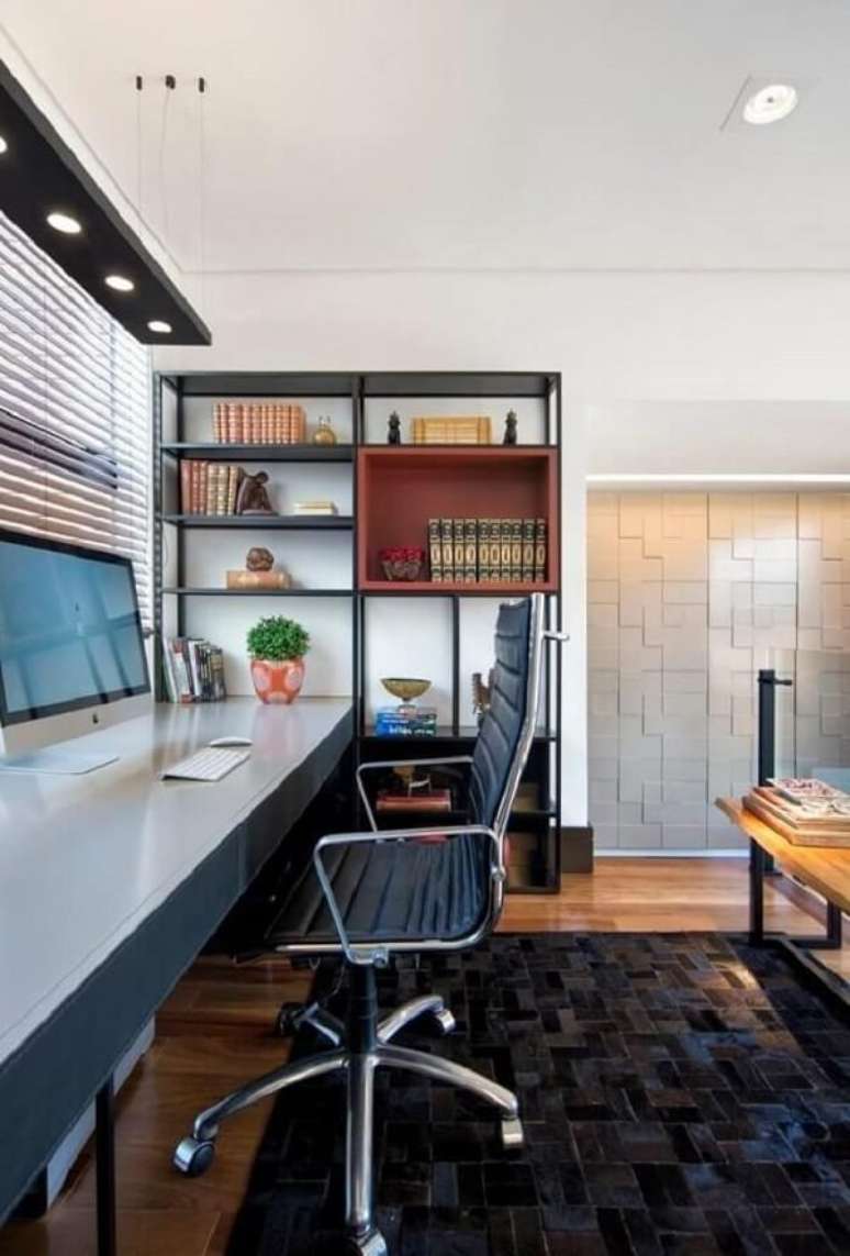 19. Modelo de cadeira cromada escritório confortável. Fonte: Elmor Arquitetura