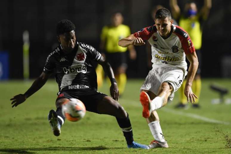 Cayo Tenório tem 20 jogos como profissional do Vasco (AFP)