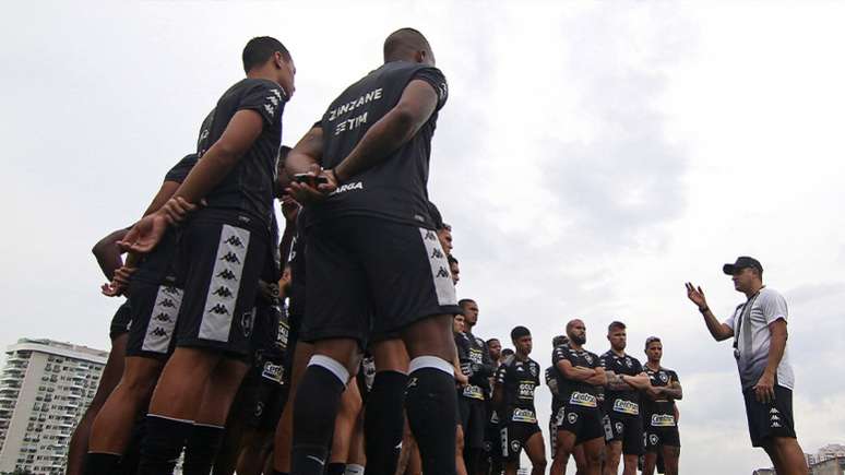 Marcelo Chamusca com o elenco do Botafogo (Foto: Vitor Silva/Botafogo)