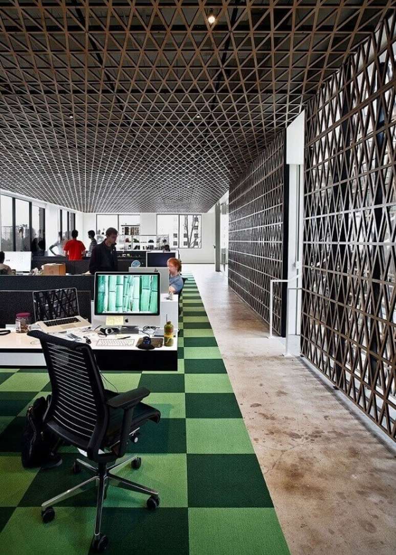 30. Decoração com tapete quadriculado e cadeira cromada para escritório com estofado preto. Fonte: Futurist Architecture