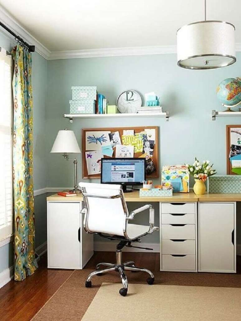 29. Decoração de escritório simples com cadeira giratória com base cromada. Fonte: Pinterest