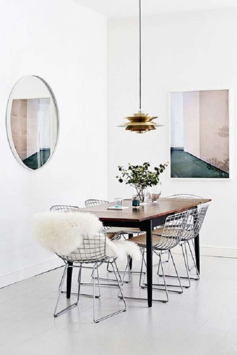 4. Sala de jantar clean decora com mesa com cadeira cromada. Fonte: Pinterest