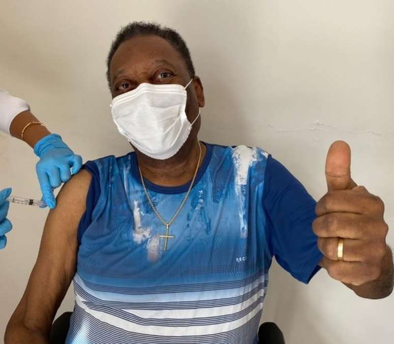 Pelé recebe primeira dose da vacina contra a covid-19 e celebra: "Um dia inesquecível"