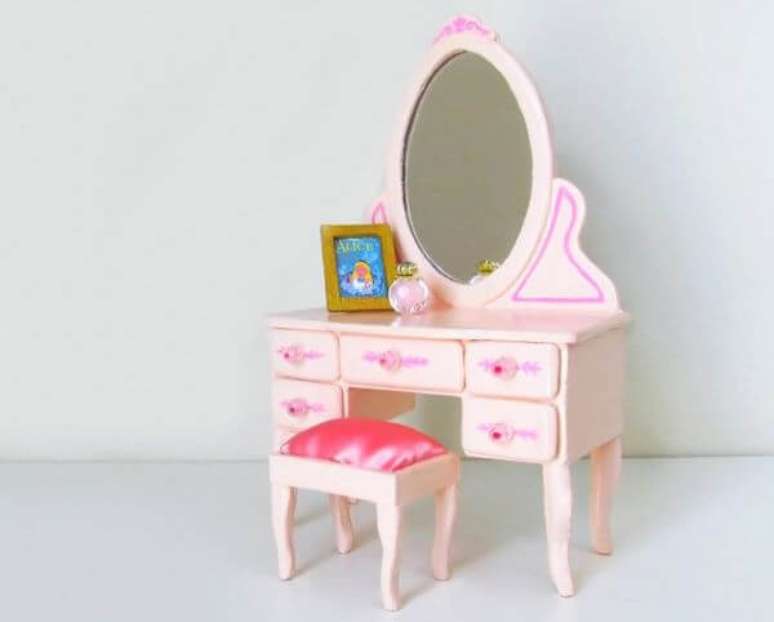 5. Penteadeira infantil rosa da Alice no Pa&iacute;s das Maravilhas. Fonte: Pinterest