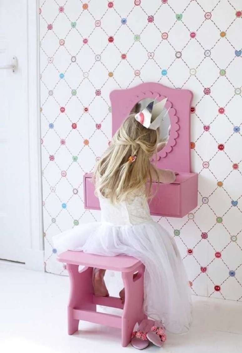 21. Modelo de penteadeira rosa infantil pequena para deixar no quarto. Fonte: Ideias Decor
