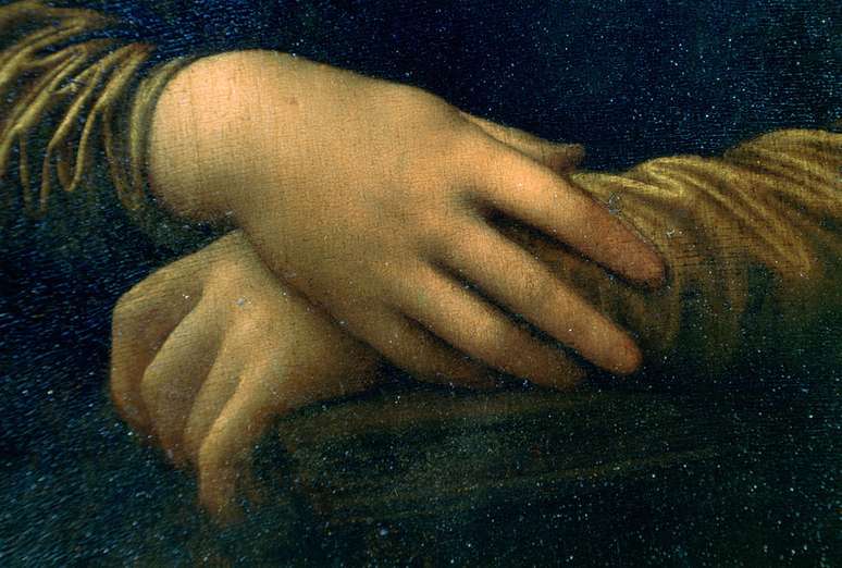 Os dedos de Mona Lisa tocam a cadeira