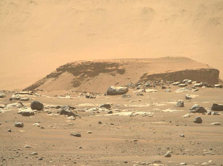 Nesta imagem, o 'olho direito' do Mastcam-Z ampliou o que &eacute; provavelmente uma se&ccedil;&atilde;o do antigo delta em Jezero que ficou isolado da forma&ccedil;&atilde;o principal como resultado da eros&atilde;o ao longo do tempo. Os sedimentos em camadas do delta s&atilde;o um dos principais alvos cient&iacute;ficos do rob&ocirc; em sua busca por sinais de vida ancestral