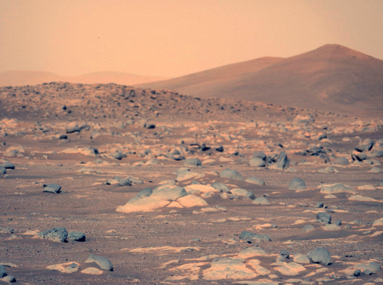 Esta imagem foi tirada pelo "olho esquerdo" do Mastcam-Z. As c&acirc;meras esquerda e direita est&atilde;o pr&oacute;ximas uma da outra e apontam na mesma dire&ccedil;&atilde;o, proporcionando uma vis&atilde;o est&eacute;reo semelhante &agrave; que os olhos humanos veriam