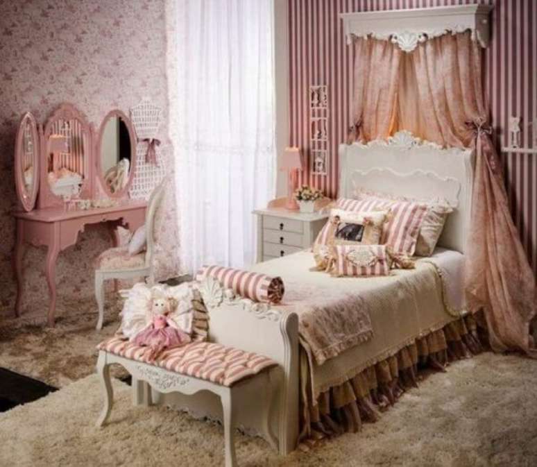 48. Quarto de princesa com penteadeira rosa. Fonte: Pinterest